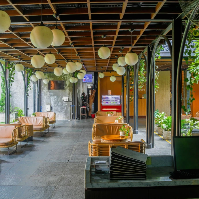 a room filled with lots of chairs and tables